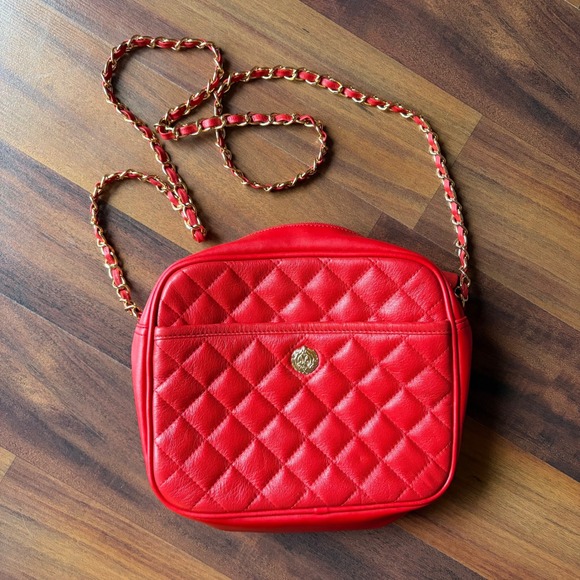 Handbags - Medallion quilted Leather‎ Crossbody Bag Gold Chain Strap Emblem Accent